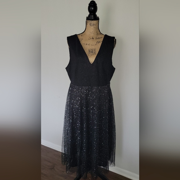 Sleeveless Cocktail Dress - Picture 1 of 3